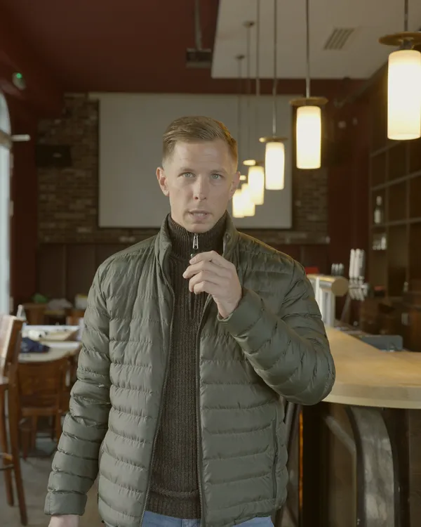 Daniel Wick im Gastraum vor der Leinwand