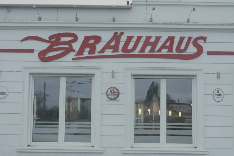 Der rote Bräuhaus-Schriftzug über den Fenstern an der Fassade