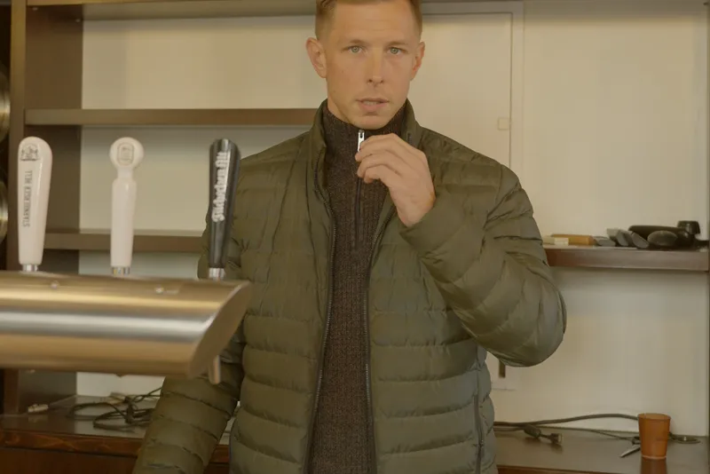 Daniel Wick an der Theke mit Zapfhähnen